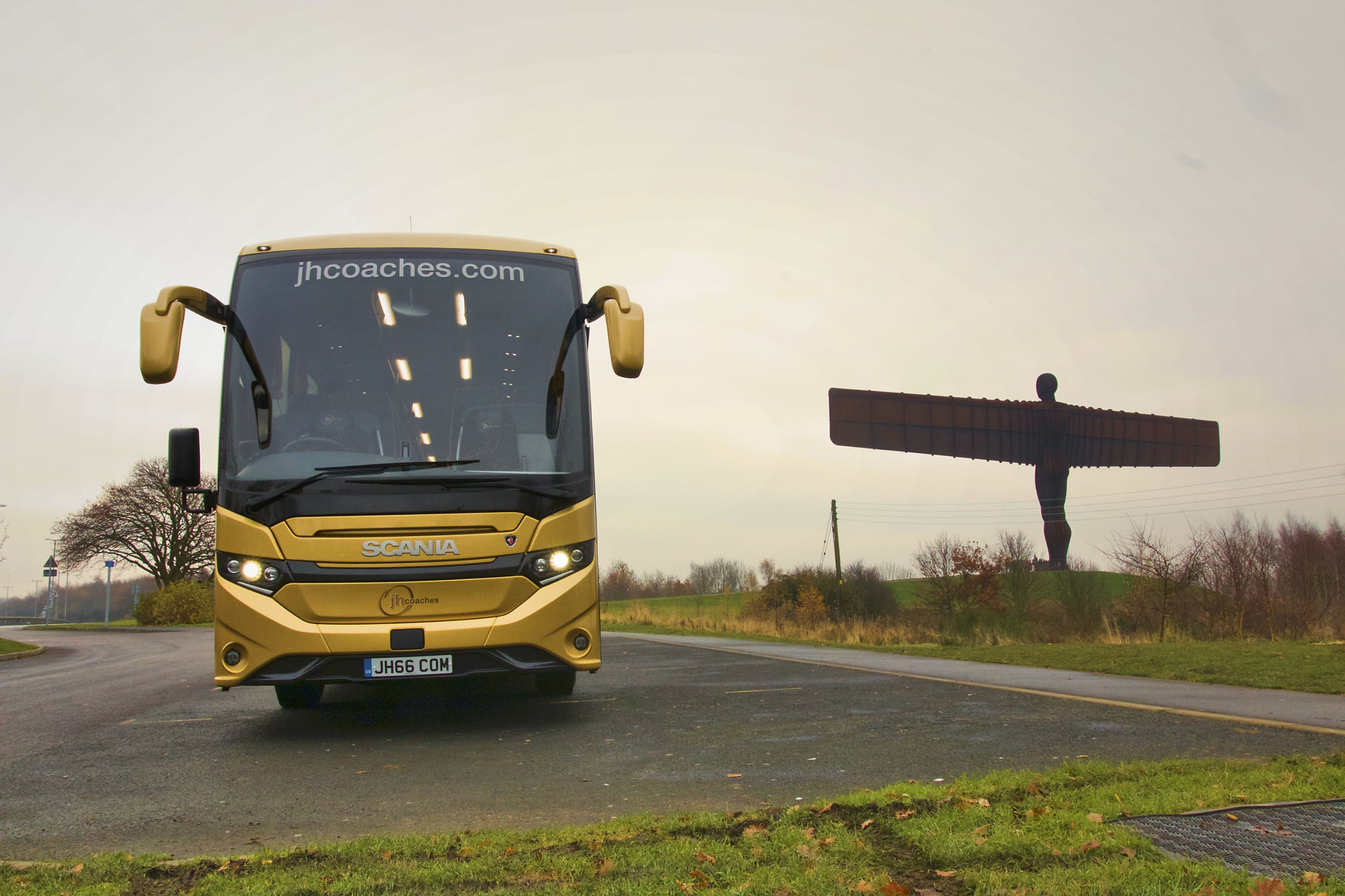 Coach with Angel of the north